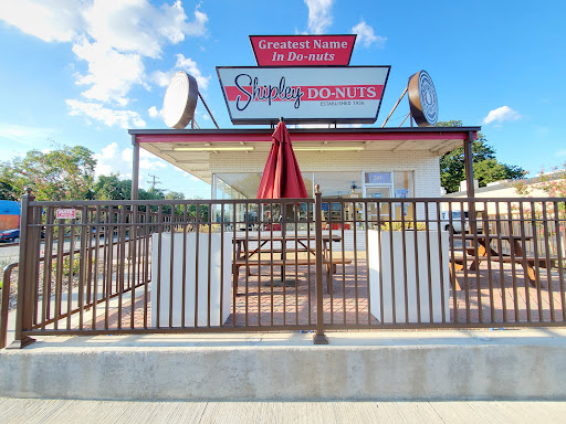 Donut Shop «Shipley Do-Nuts», reviews and photos, 501 E Abram St, Arlington, TX 76010, USA