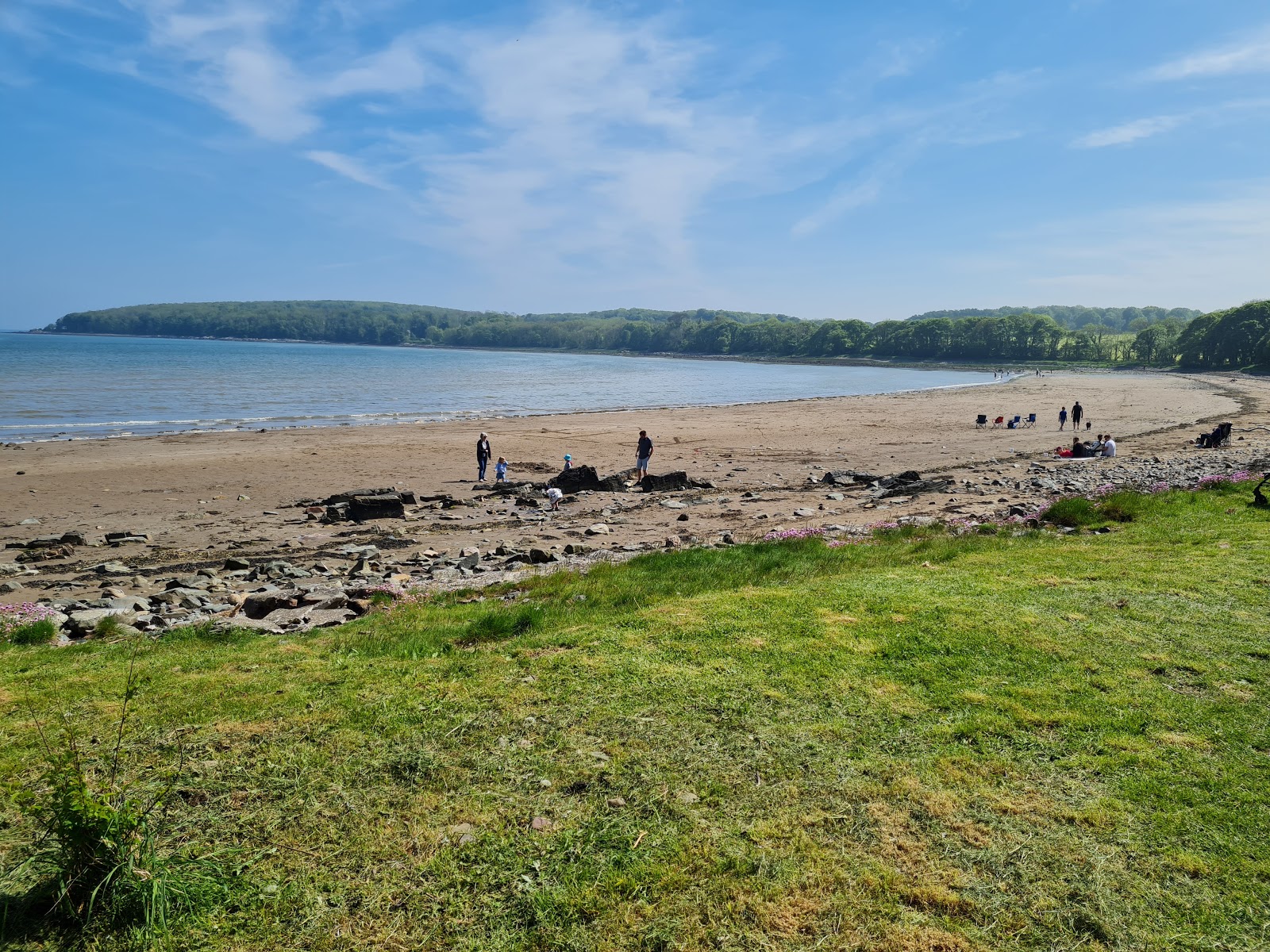 Foto av Rigg or Cruggleton Bay Beach med grå sand och stenar yta