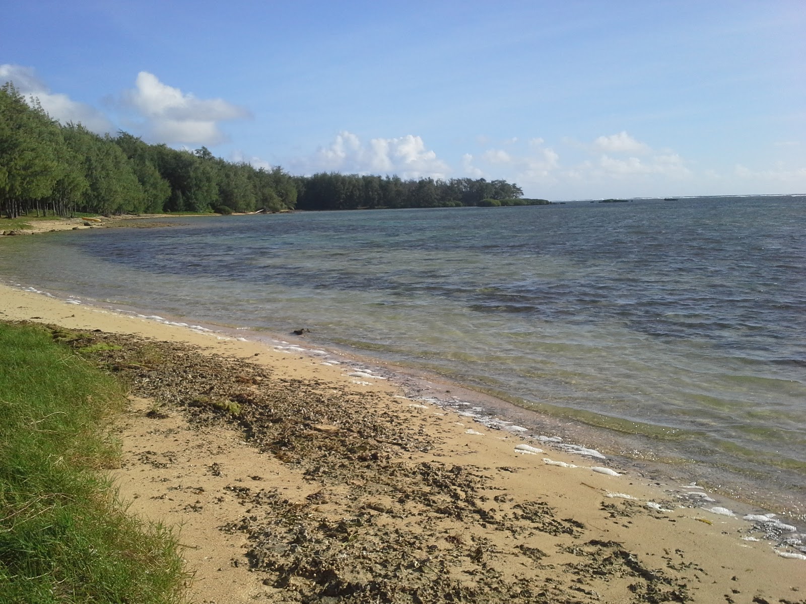 Foto von Inarajan Beach mit beiger sand & kies Oberfläche