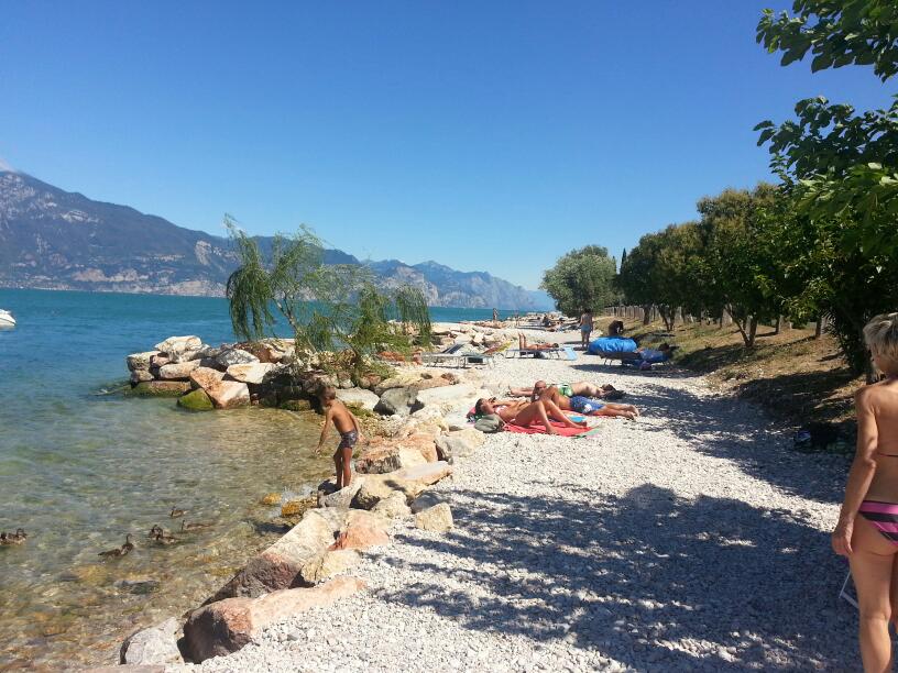 Foto von Torri del Benaco Beach mit graue kiesel Oberfläche