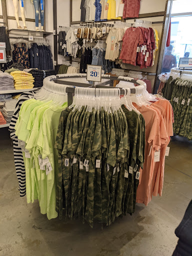 Clothing Store «Old Navy», reviews and photos, 634 Spectrum Center Dr, Irvine, CA 92618, USA