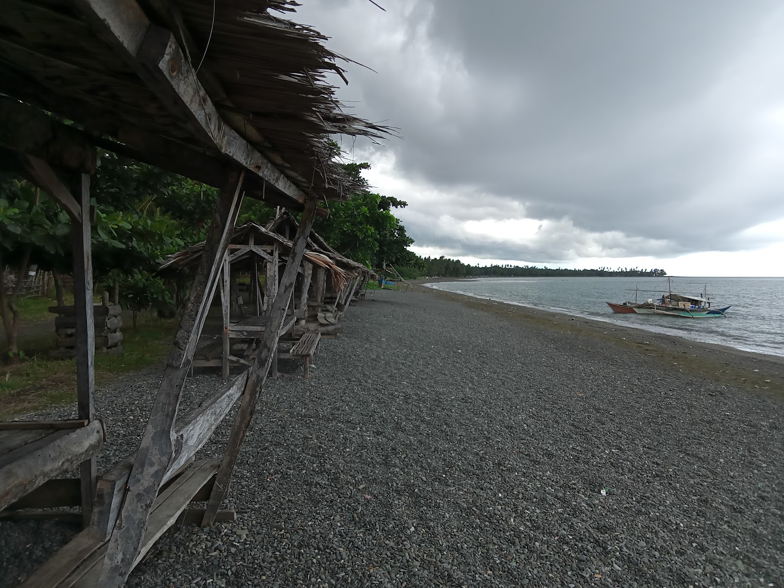Aralar Beach Resort的照片 带有灰色沙和卵石表面