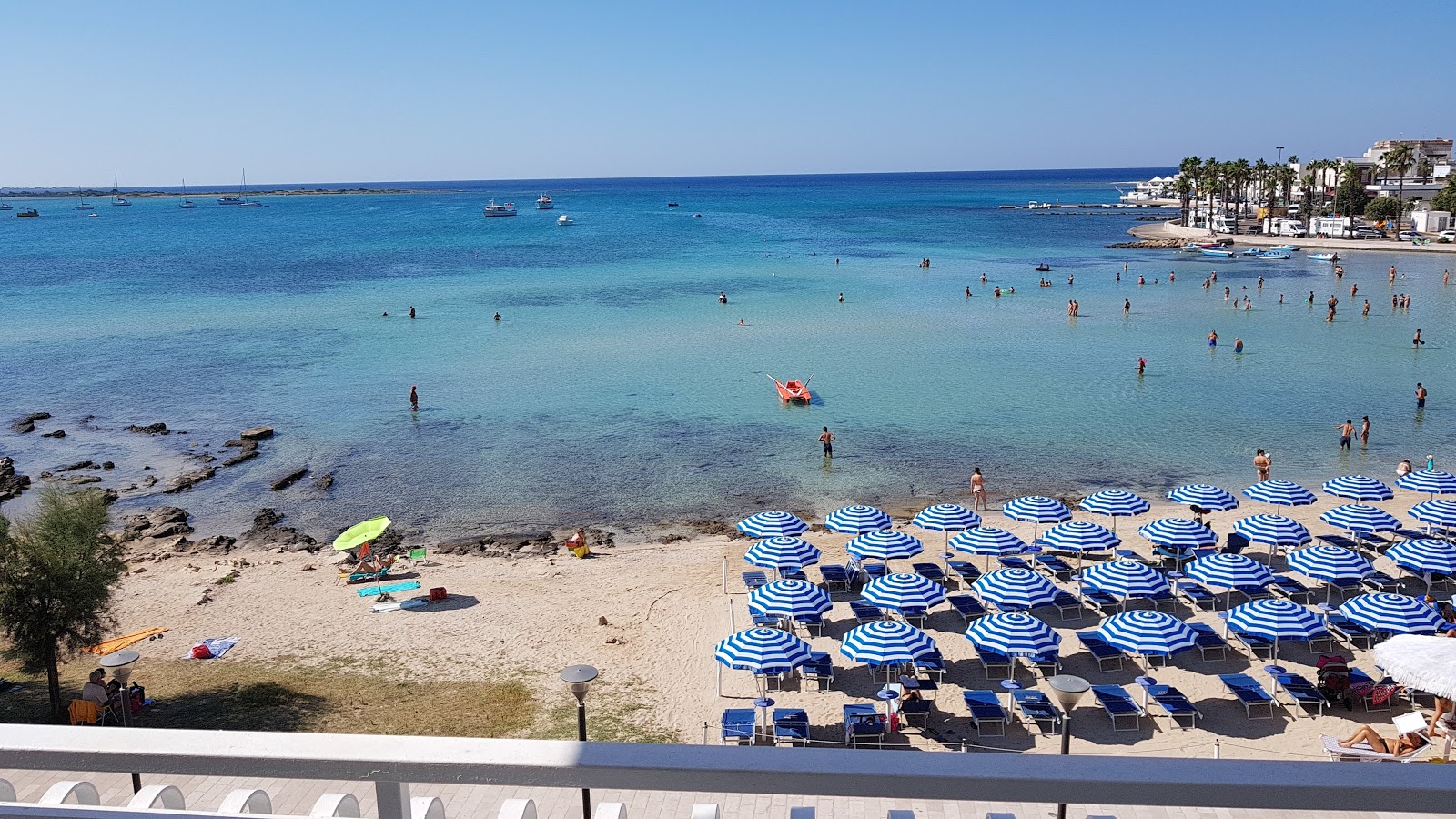 Photo de Spiaggia di Porto Cesareo avec plusieurs petites baies