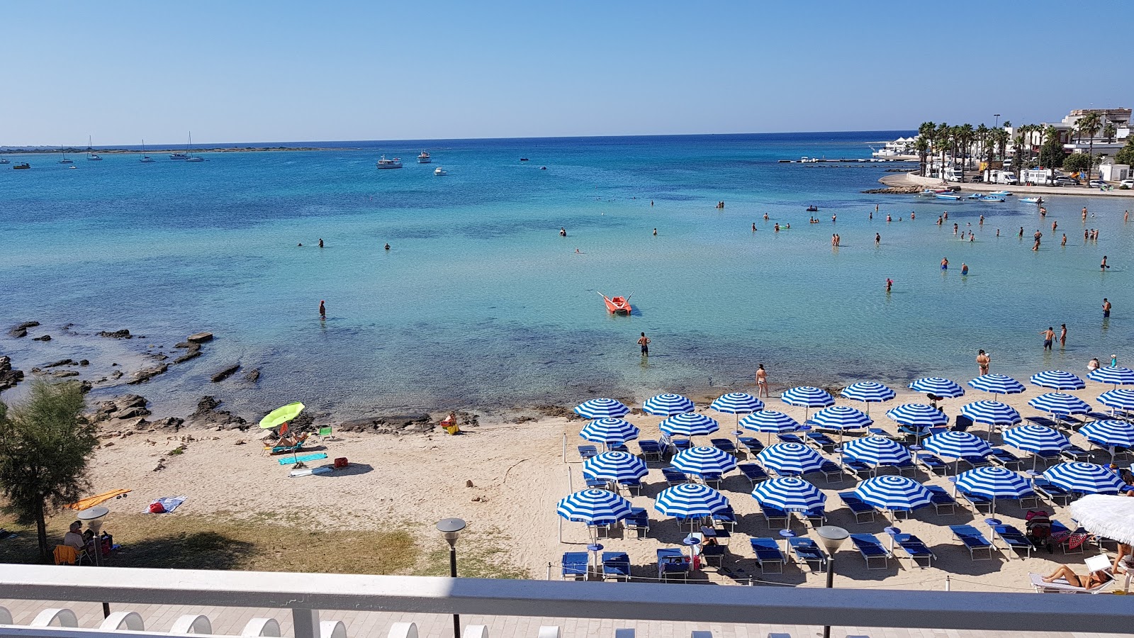 Fotografie cu Spiaggia di Porto Cesareo cu golfuri mici