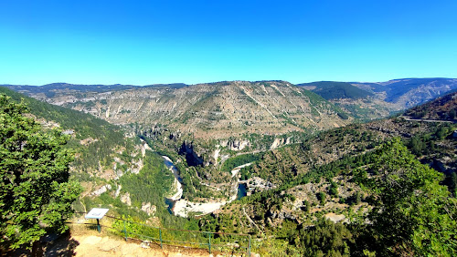 attractions Le Saltadou : Panorama du cirque de Saint-Chély-du-Tarn Gorges du Tarn Causses