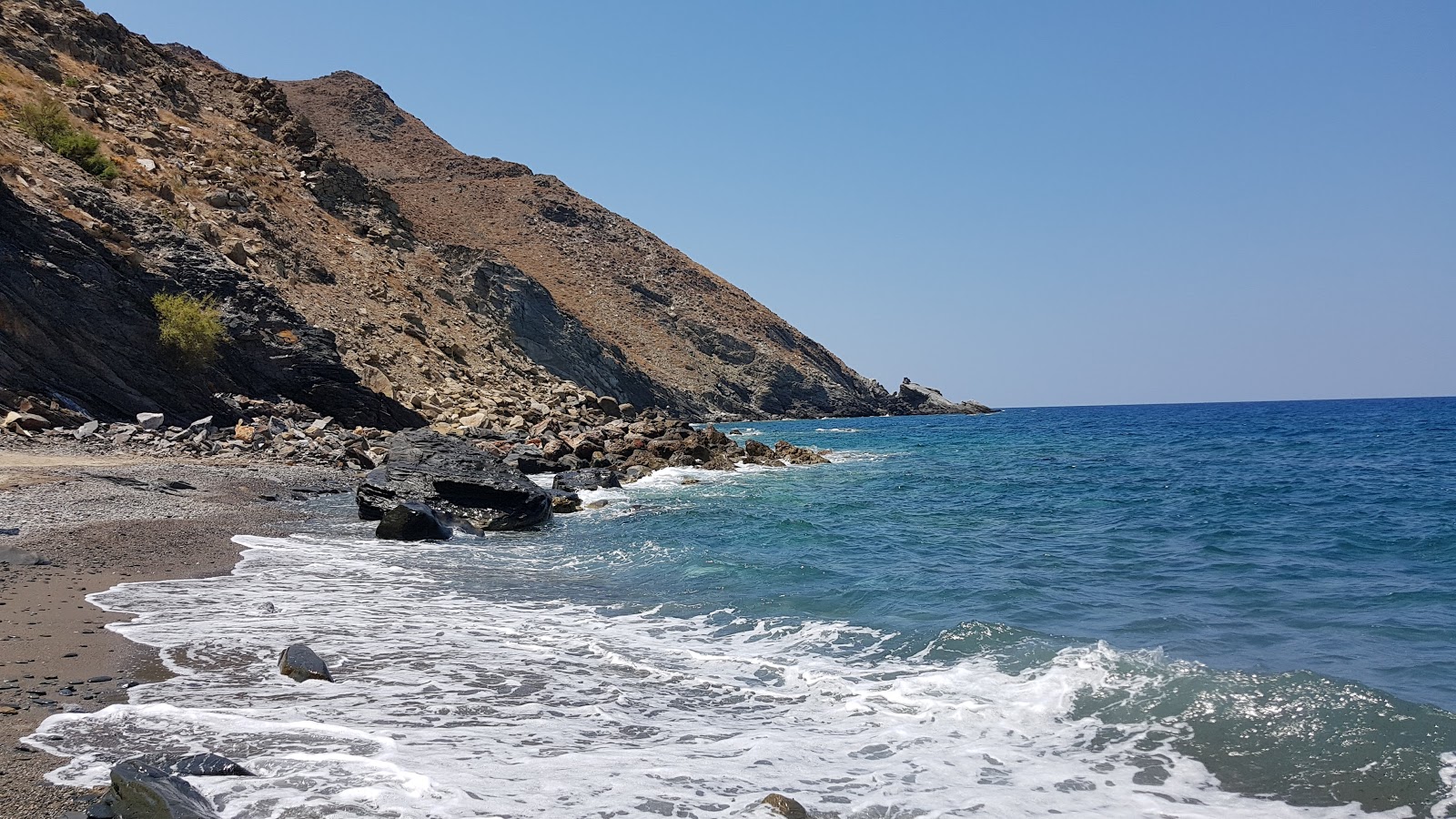 Koukistres beach'in fotoğrafı turkuaz saf su yüzey ile