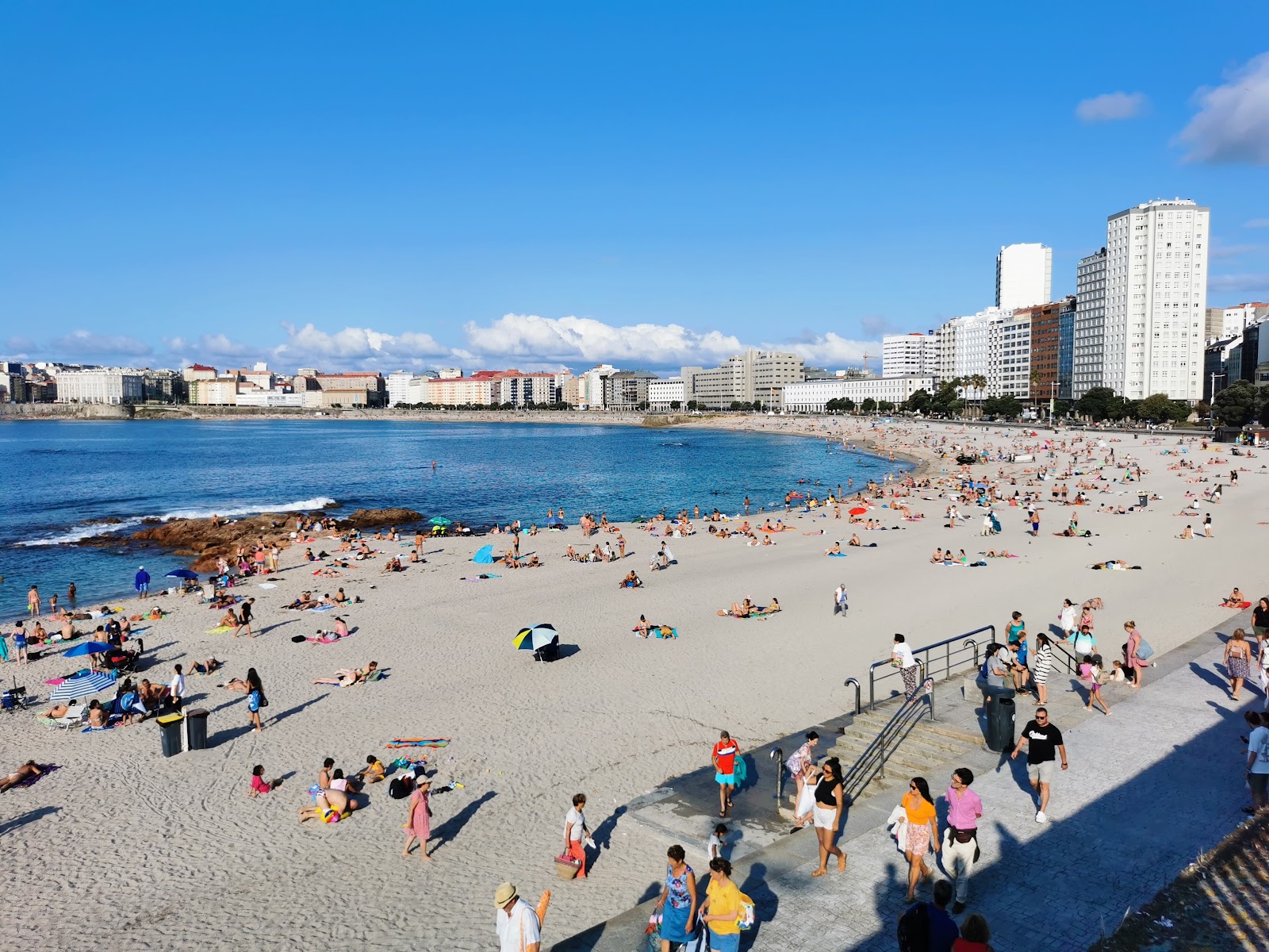 Foto di Spiaggia di Riazor con molto pulita livello di pulizia