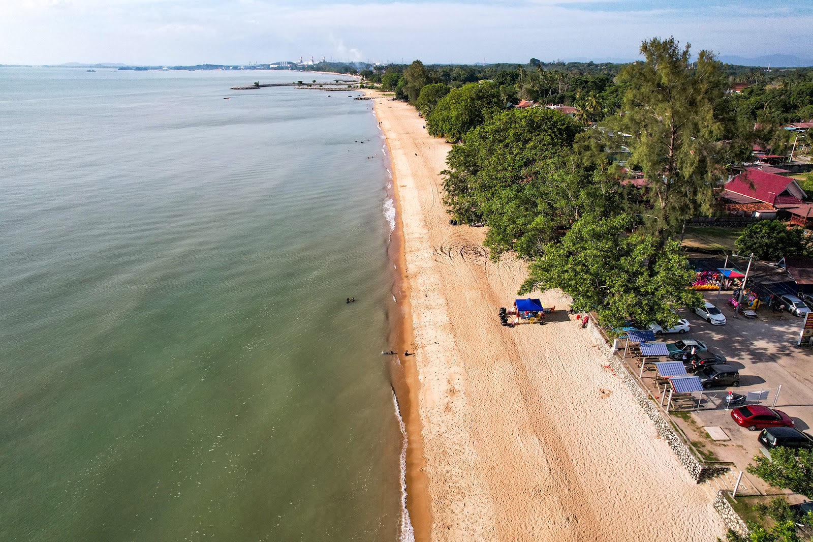 Foto de Pengkalan Balak Melaka Beach - lugar popular entre os apreciadores de relaxamento