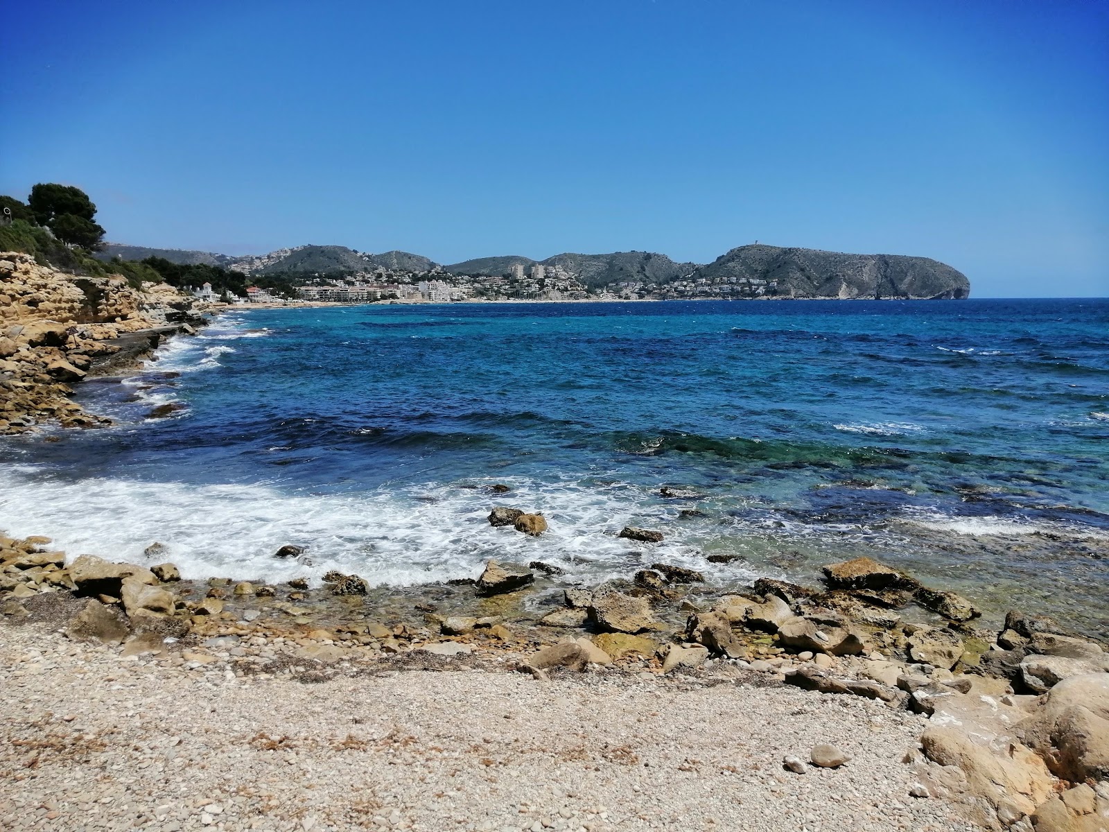 Foto av Moraira stranden med rymlig strand