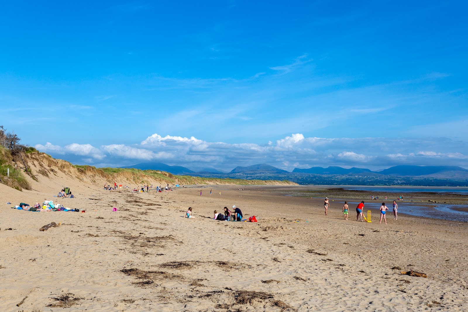 Photo de Plage de Newborough entouré de montagnes