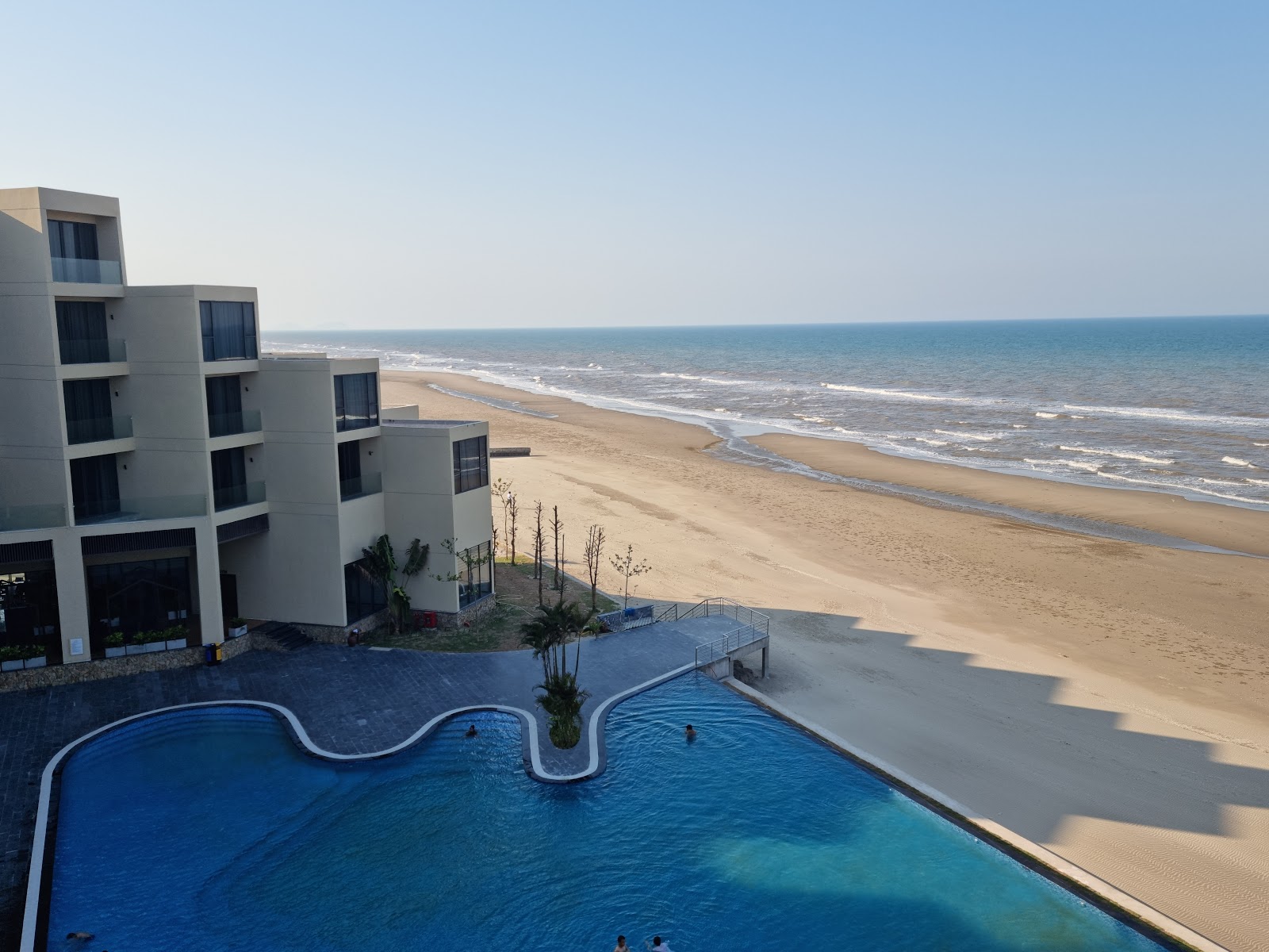 Photo de Van Hai Beach avec sable lumineux de surface