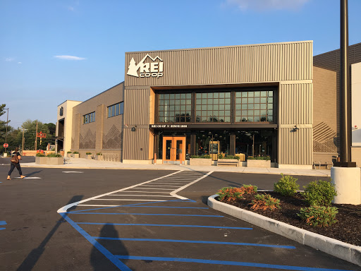 REI, 71 Raymond Rd, West Hartford, CT 06107, USA, 