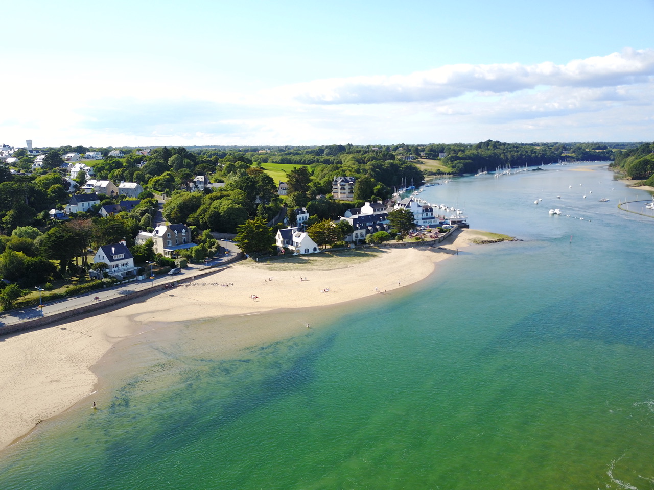 Foto di Plage de Saint Julien con una superficie del sabbia beige