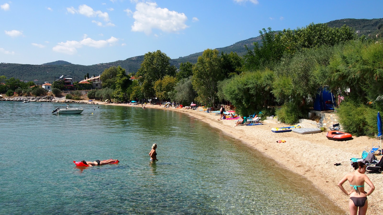 Foto di Kato Gatzea 2 beach con una superficie del sabbia scura