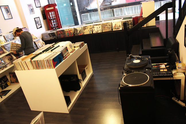 Avaliações doPorto Calling - Record Store em Porto - Loja de instrumentos musicais
