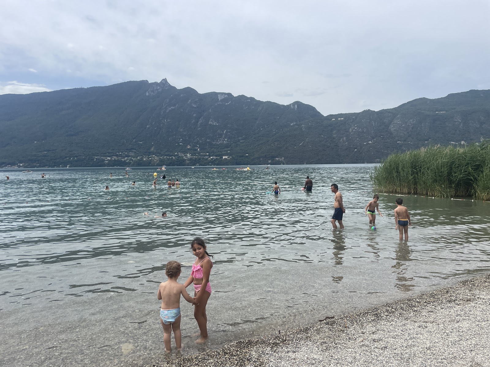 Plage du Rowing'in fotoğrafı uçurumlarla desteklenmiş