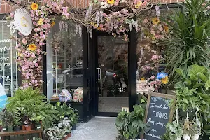 Ora La Casa De Las Flores image