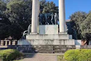 Monumento ai Caduti di Piazza Vittoria image