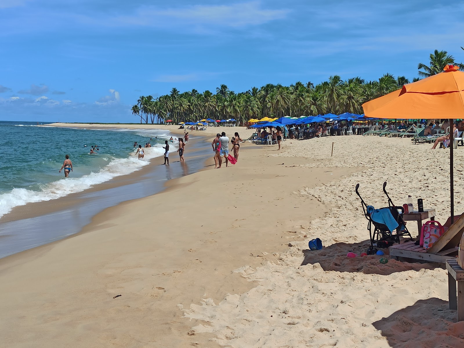 贡加海滩的照片 带有碧绿色纯水表面
