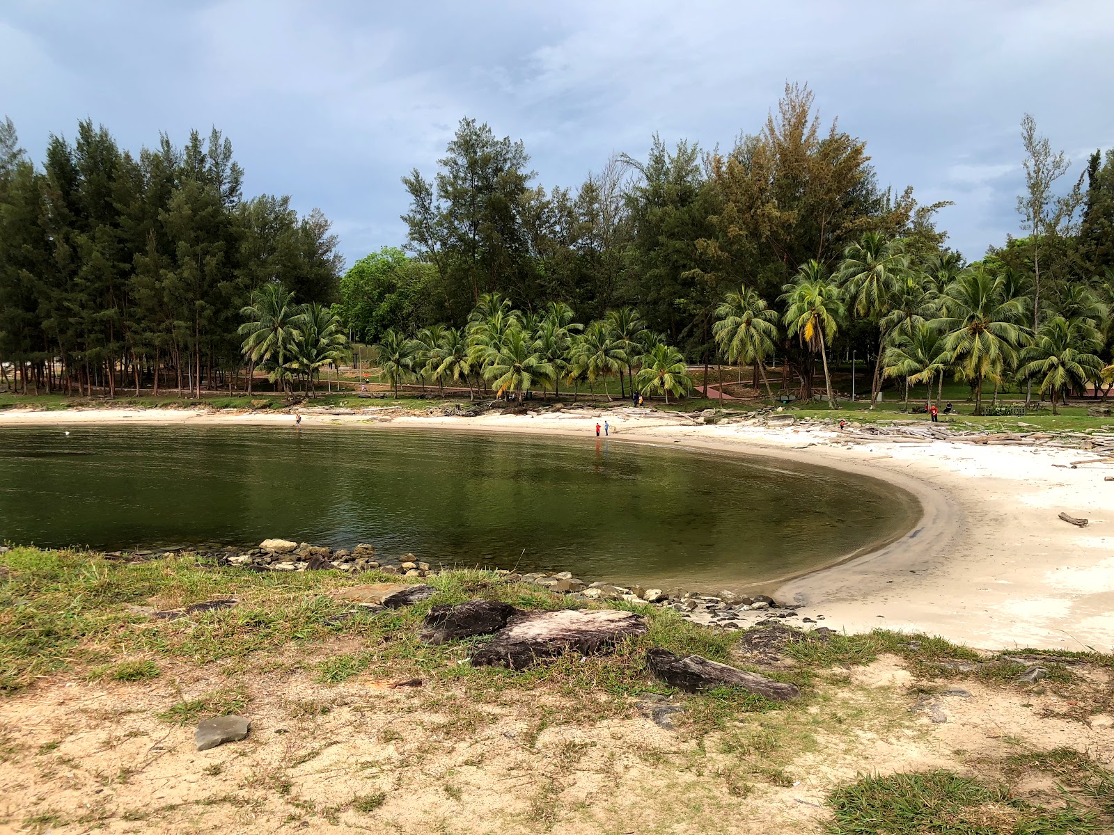 Foto di Tanjung Batu Bintulu Beach con una superficie del sabbia beige