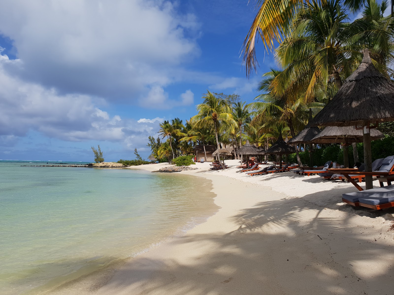 Foto van Constance Prince Beach met helder zand oppervlakte