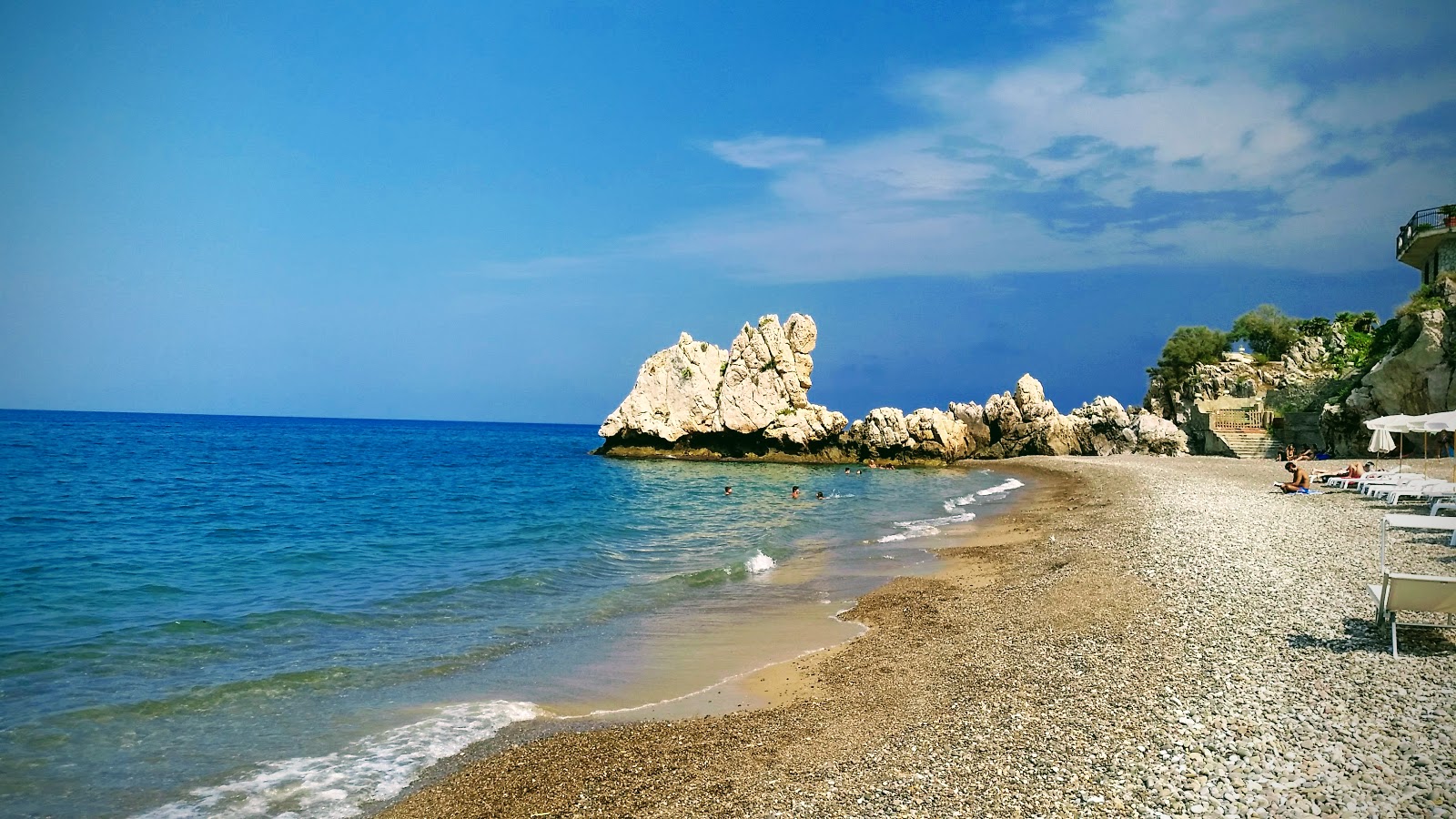 Foto di Spiaggia Altavilla con una superficie del sabbia beige e ciottoli