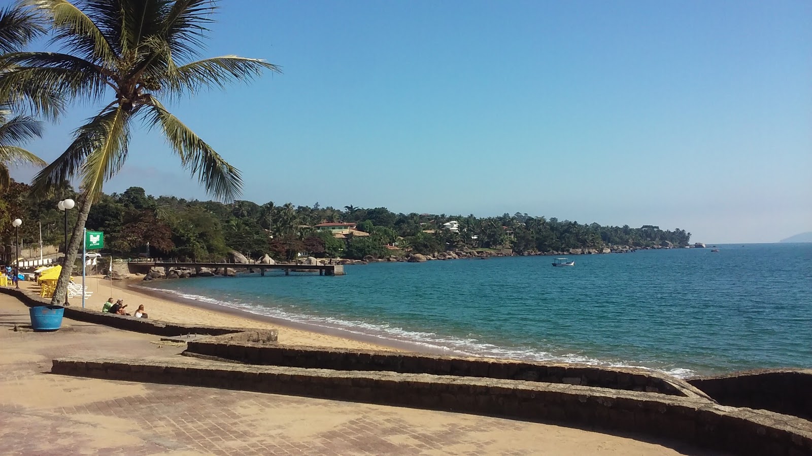 Praia Grande De Ilhabela'in fotoğrafı uçurumlarla desteklenmiş