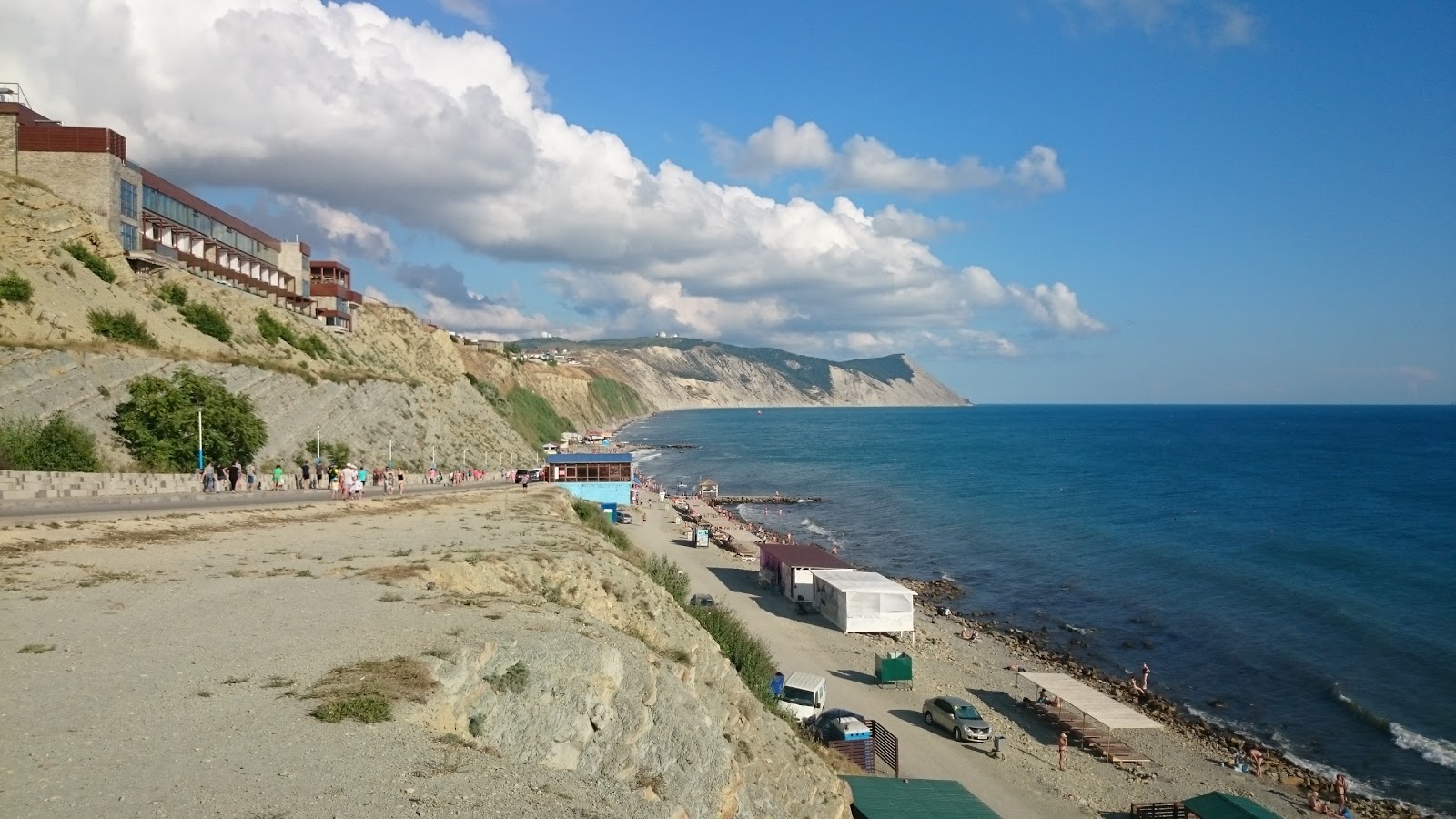 Foto van Plyazh Vysokiy bereg met turquoise puur water oppervlakte