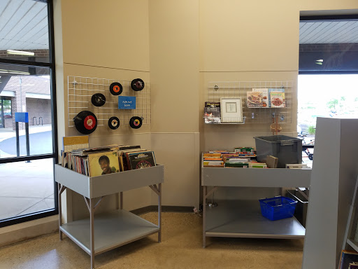 Thrift Store «Goodwill Store & Donation Center in Evanston», reviews and photos, 1916B Dempster St, Evanston, IL 60202, USA