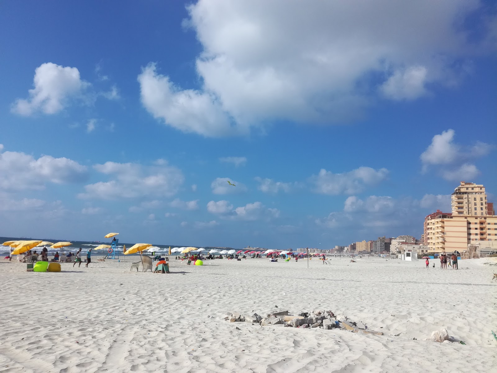 Φωτογραφία του Sea beach place με λεπτή λευκή άμμος επιφάνεια