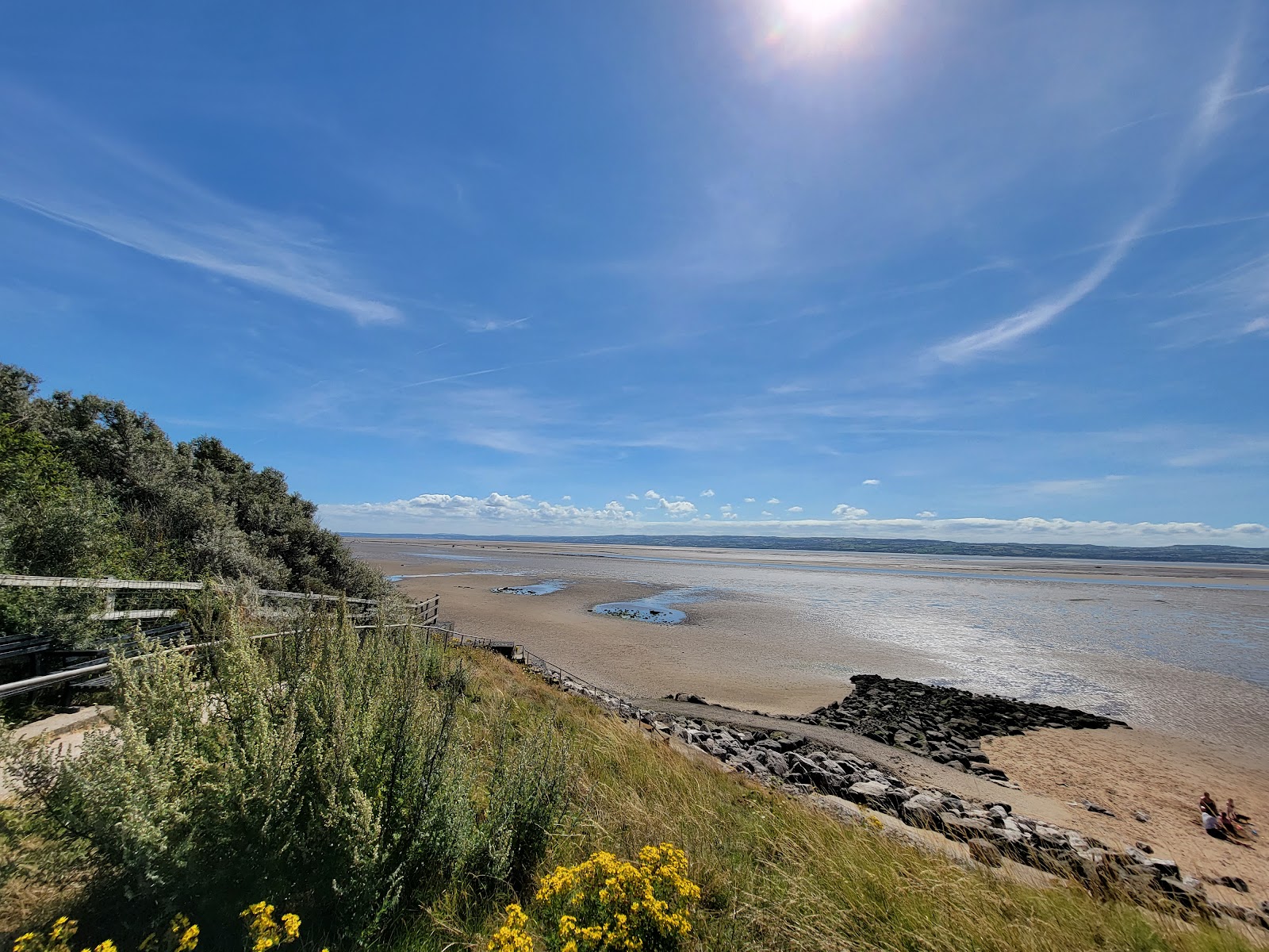Foto di Caldy Beach con una superficie del sabbia beige