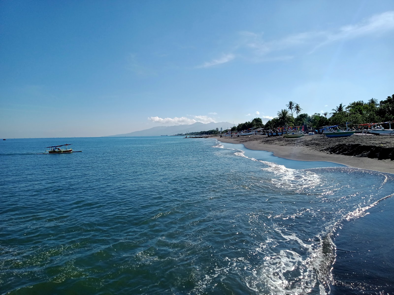 Foto von Tanjung Karang Beach mit brauner sand Oberfläche