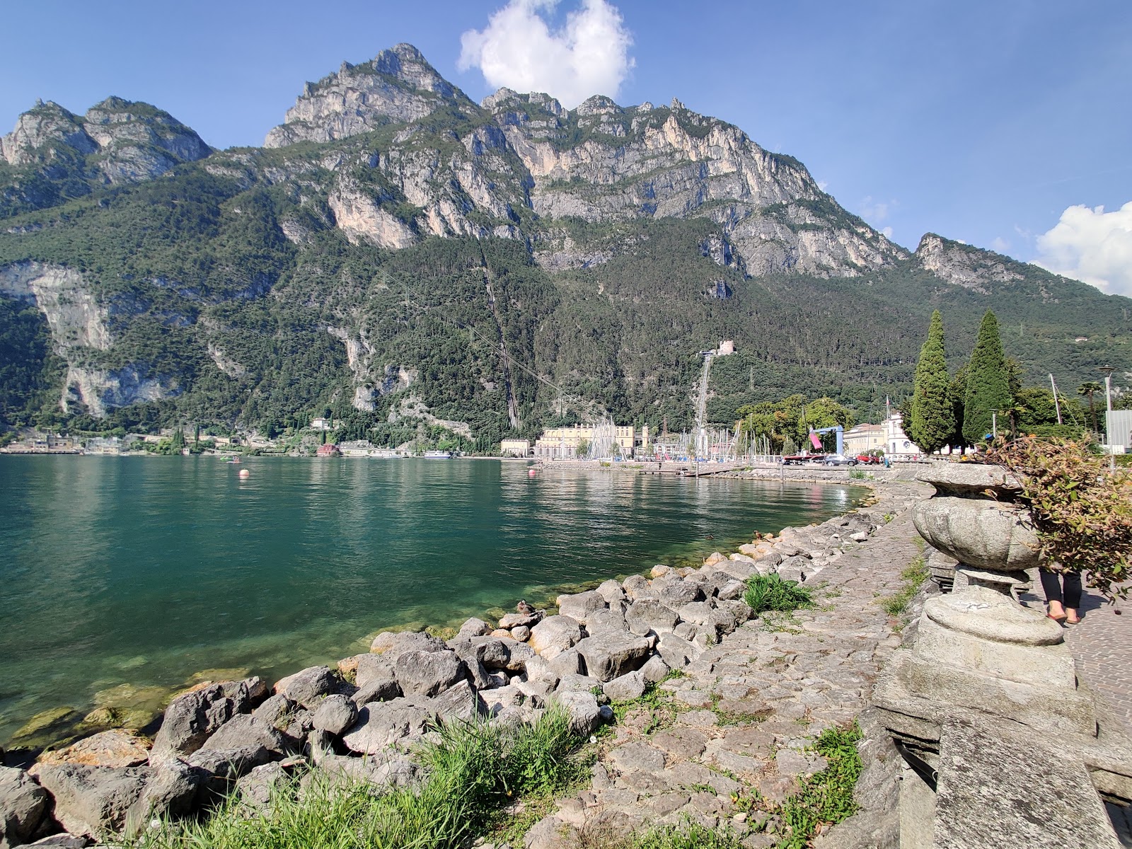Foto de Spiaggia Riva del Garda - lugar popular entre os apreciadores de relaxamento