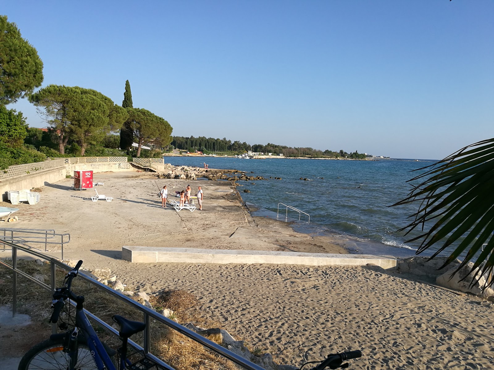 Φωτογραφία του Zambratija beach και η εγκατάσταση
