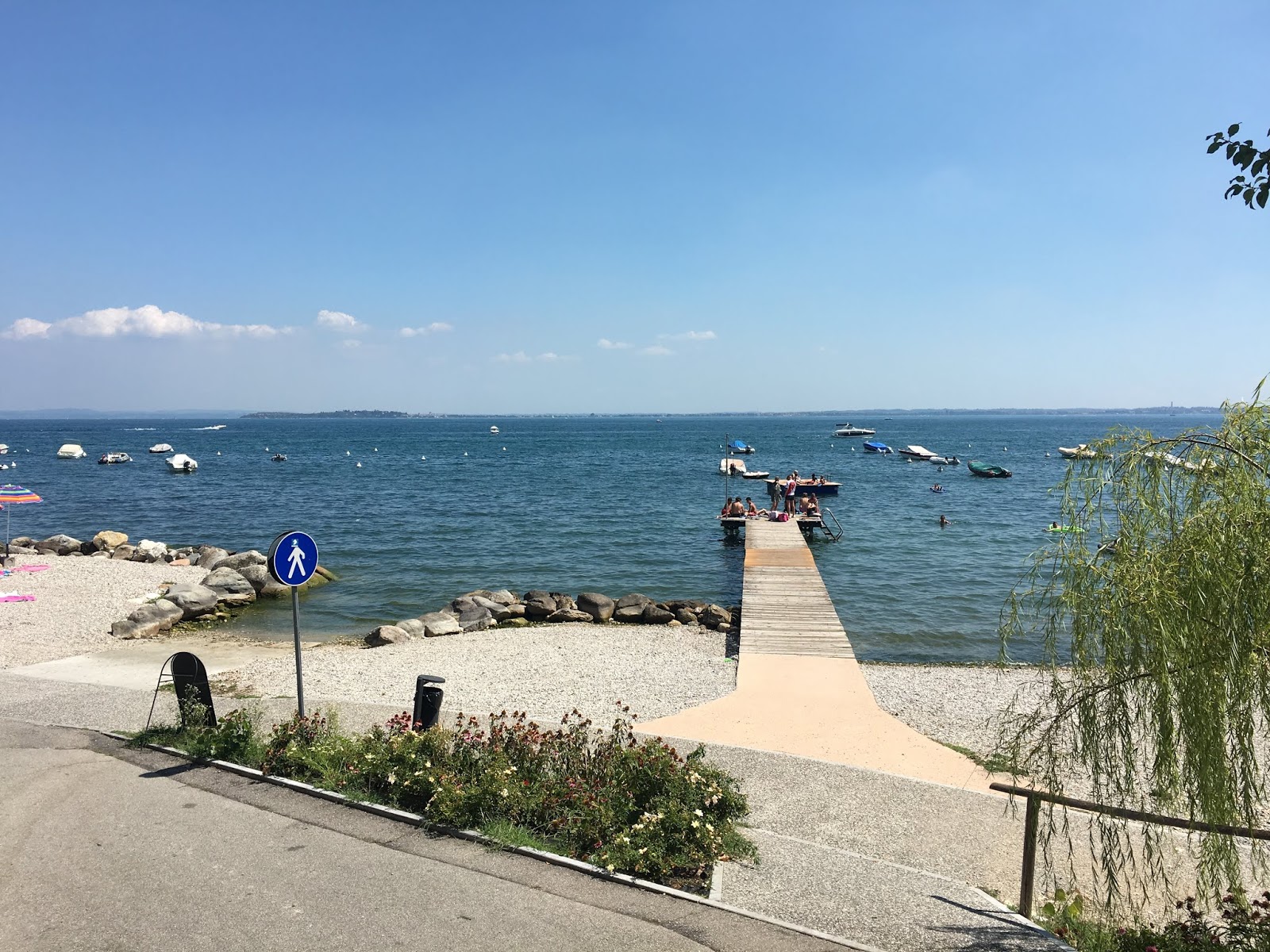 Photo de Padenghe Beach avec rivage droit, long