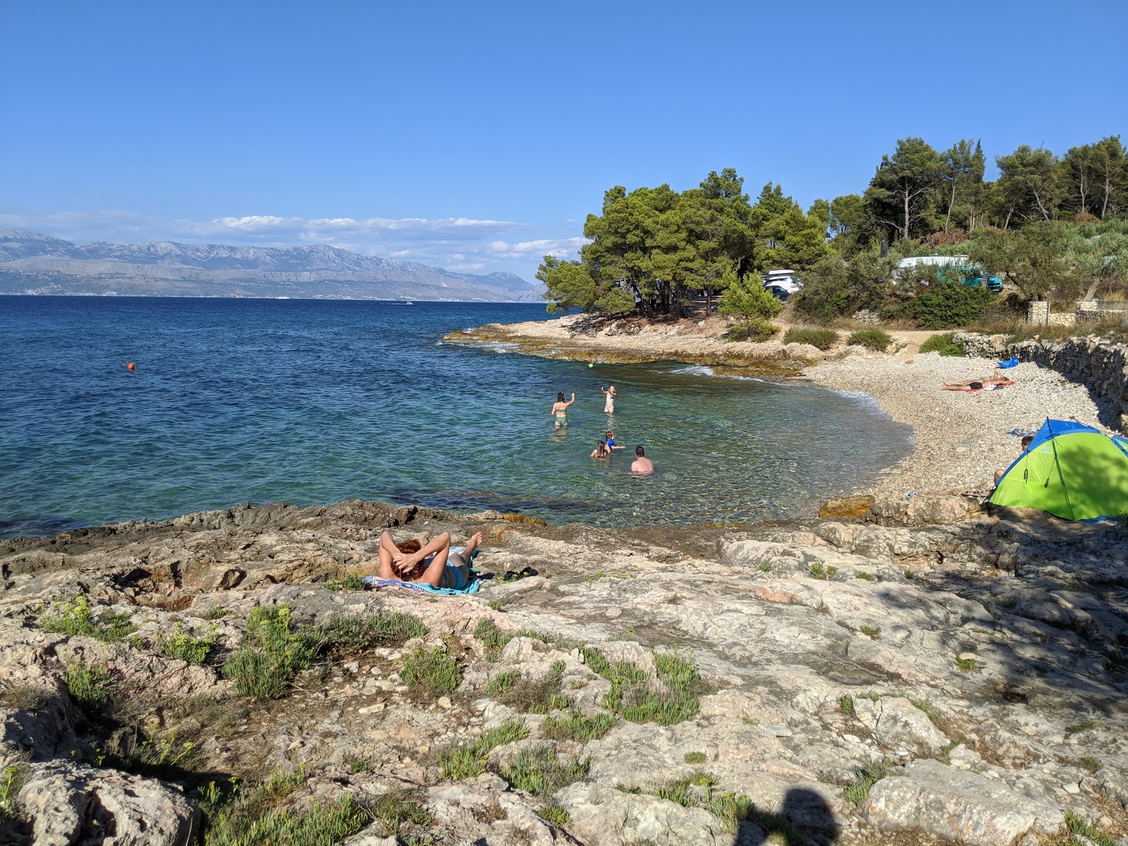 Foto de Justitija beach com seixos bege superfície