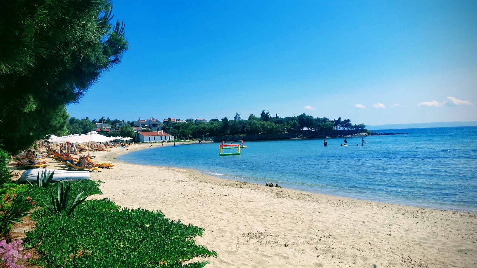 Foto de Elia beach - lugar popular entre os apreciadores de relaxamento