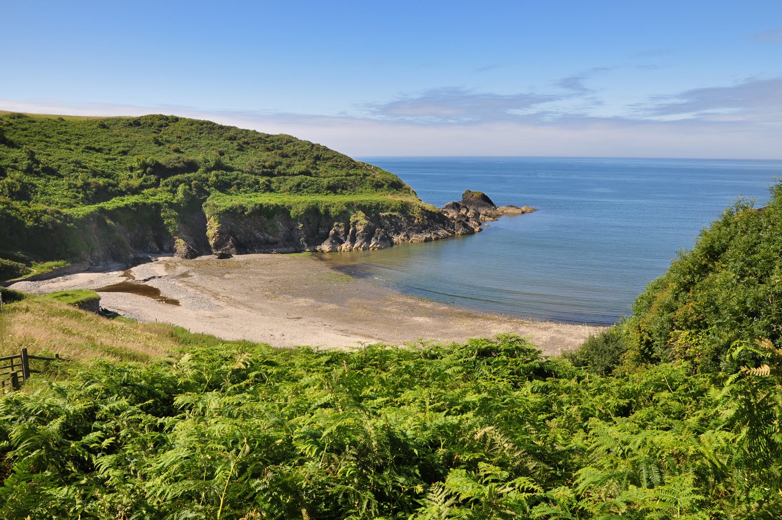 Photo de Aberfforest beach avec sable gris avec caillou de surface