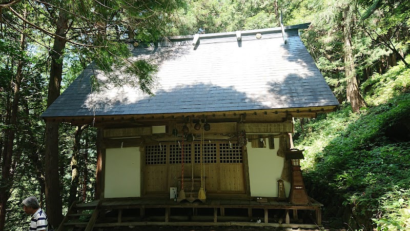 鳴尾の熊野神社大スギ(県指定天然記念物)