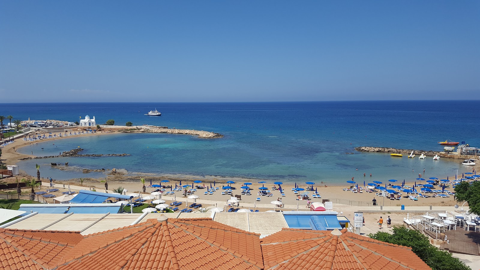 Foto de Kalamies beach com areia bege superfície