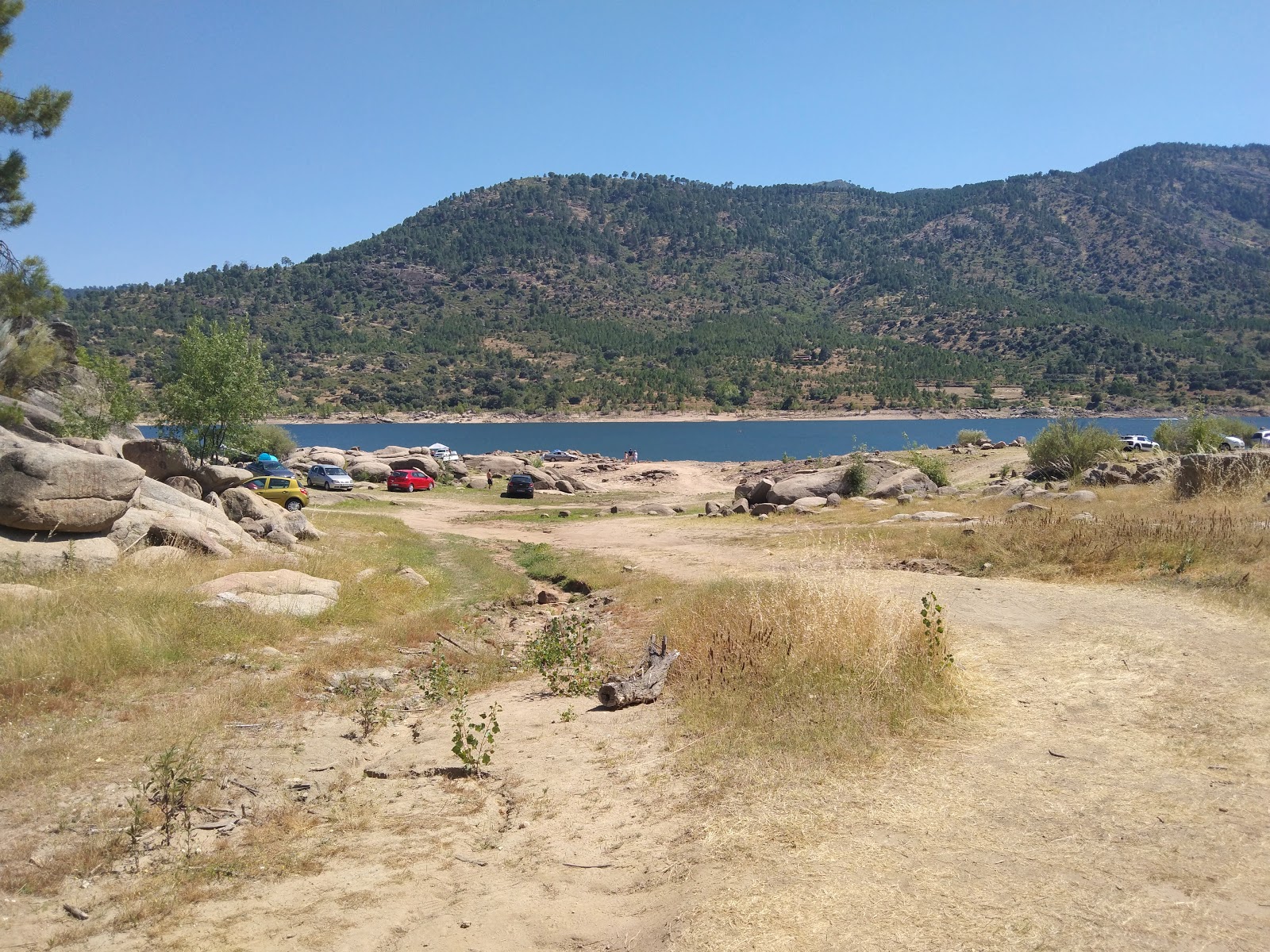 Photo of Camping Pantano del Burguillo with light sand &  pebble surface