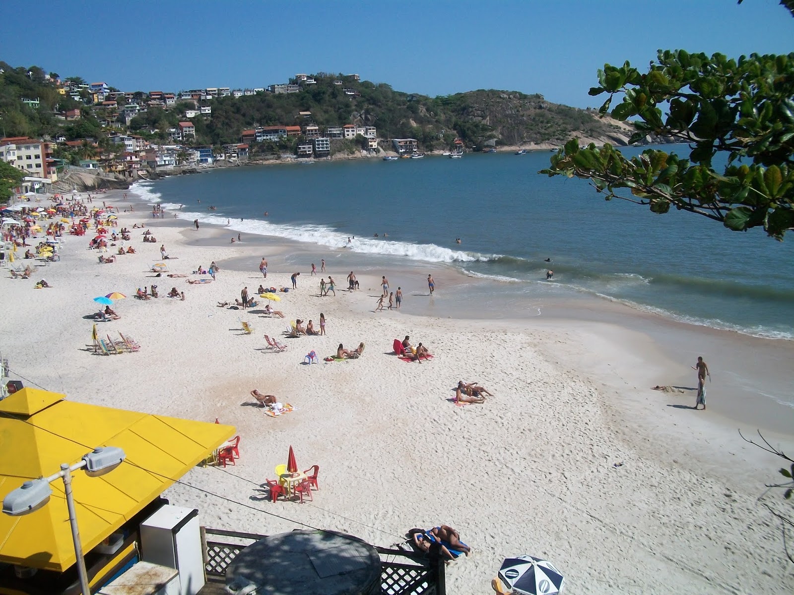 Foto de Praia da Barra de Guaratiba com areia fina e brilhante superfície