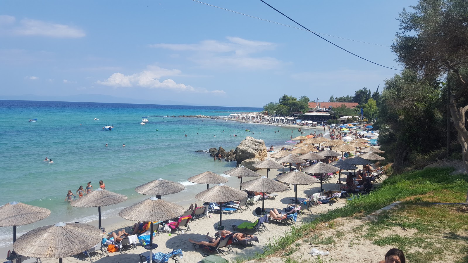 Foto di Varkes beach con una superficie del sabbia luminosa