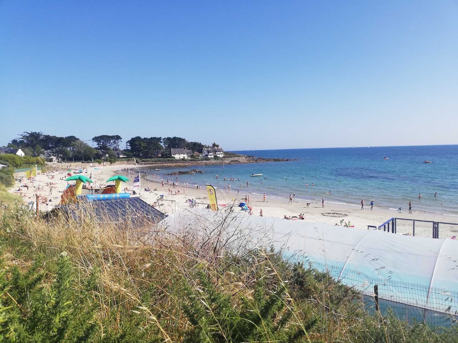 Foto de Plage de Kervillen área de servicios