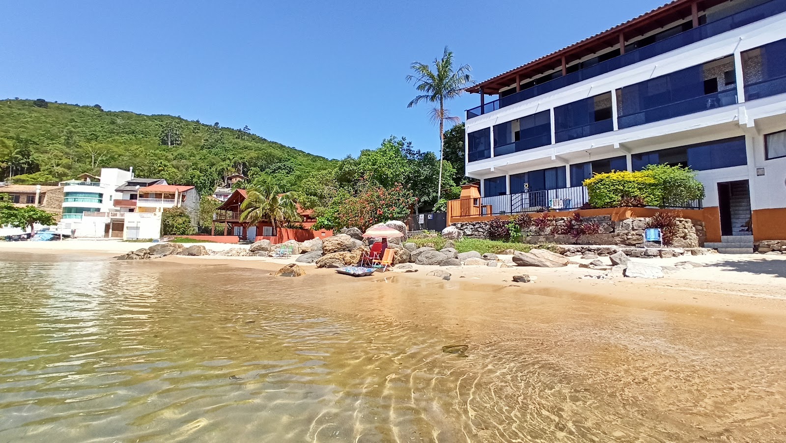 Foto de Praia Caixa D Aco apoiado por penhascos