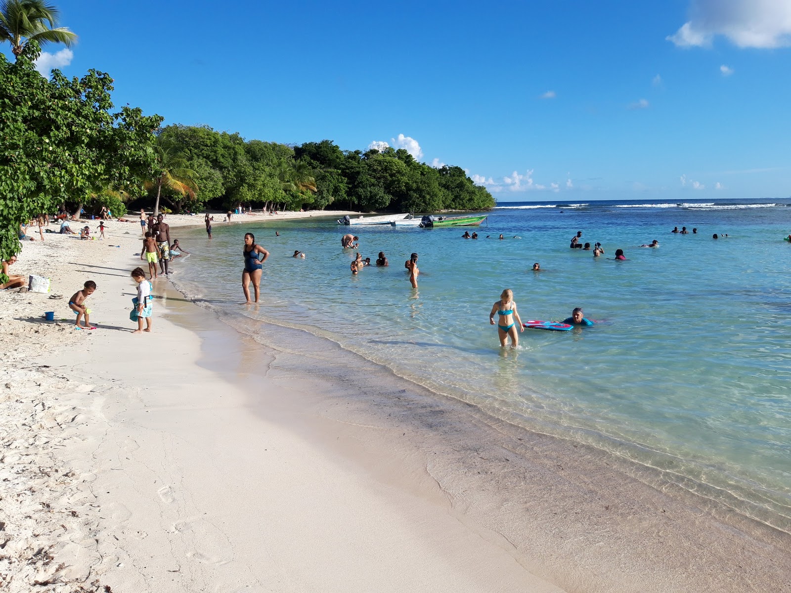 Beach of Petit-Havre的照片 带有明亮的细沙表面