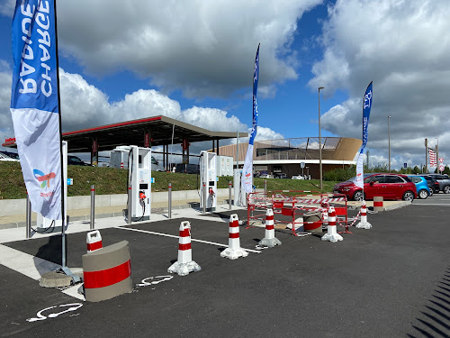 Borne de recharge de véhicules électriques TotalEnergies Charging Station Champs