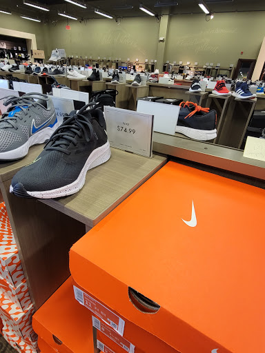 Shoe Store «DSW Designer Shoe Warehouse», reviews and photos, 635 E Boughton Rd, Bolingbrook, IL 60440, USA