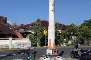 Tugu Pensil Tampir Kulon image