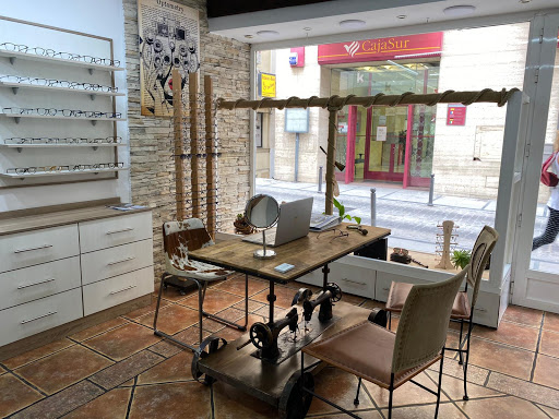 ÓPTICA Y AUDIOLOGIA | ESTÉREO CENTRO ÓPTICO AUDITIVO CAZORLA | GAFAS Y AUDIFONOS en Cazorla, Jaén